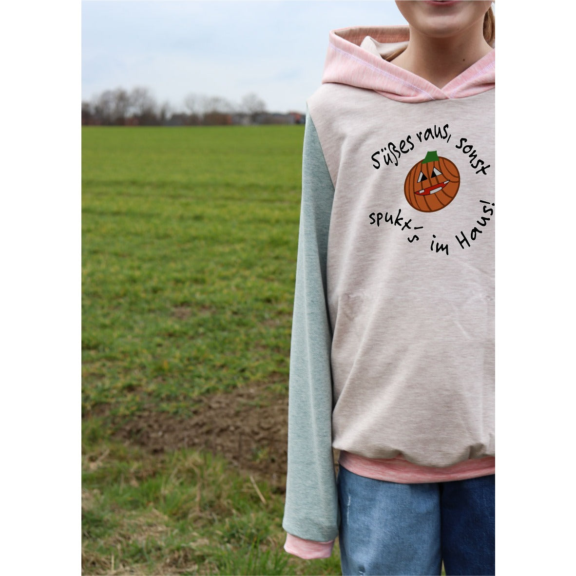 Plotterdatei Lottis Halloween Kürbisse – Kürbis mit dem Spruch „Süßes raus, sonst spukt’s im Haus!“ auf einem Colorblock-Hoodie nach dem Schnittmuster Lottchen