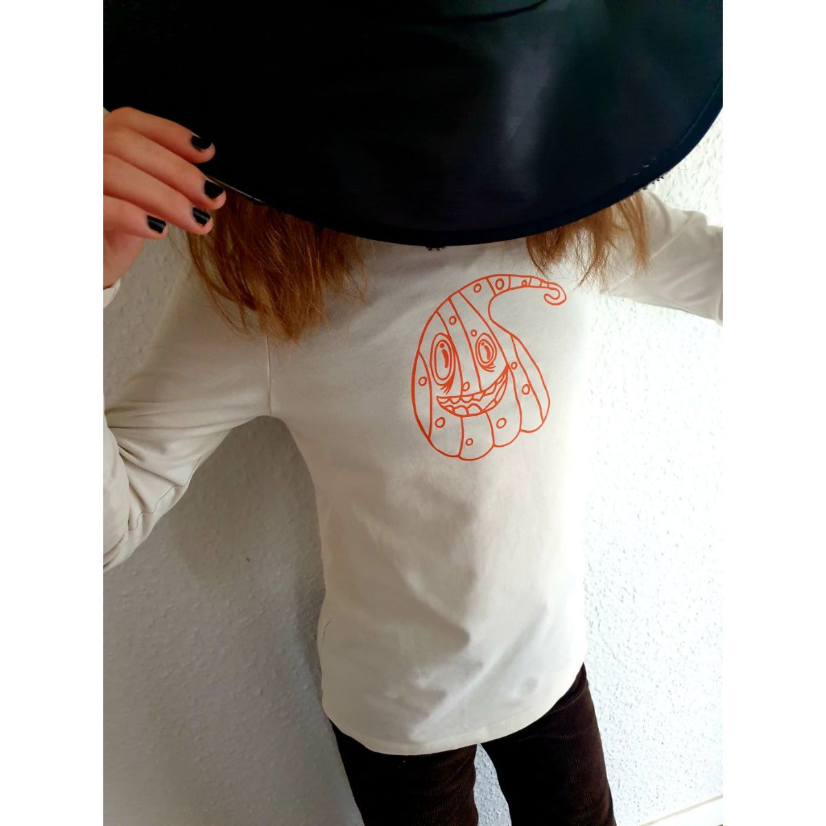 Plotterdatei Lottis Halloween Kürbisse – Kürbis als orange Outline auf weißem Shirt, dazu ein schwarzer Hexenhut