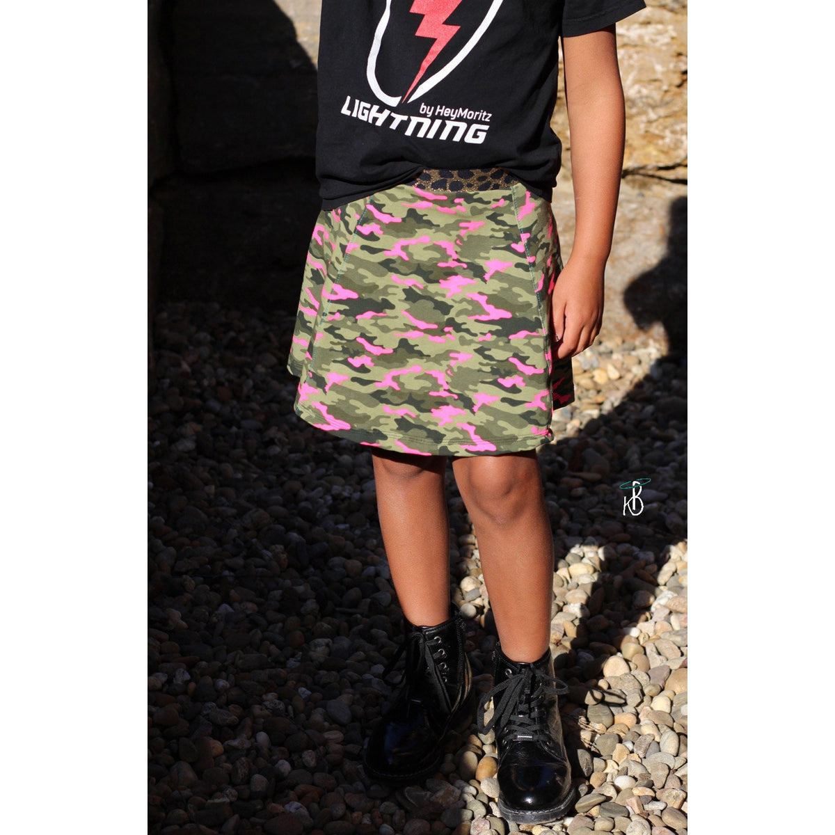 Trapezrock Sandra Schnittmuster – Rock mit grün-rosa Tarnmuster zum schwarzen Shirt (genähtes Designbeispiel)