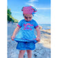 Tunika Kleid Talia Schnittmuster – Kind mit Mütze in blauer Tunika am Strand (genähtes Designbeispiel)