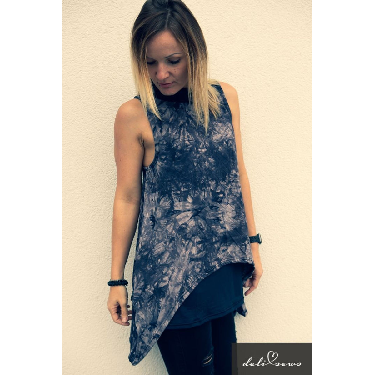 Two Layered Top Schnittmuster – dunkelblaues Batik-Top mit asymmetrischem Saum (genähtes Designbeispiel)