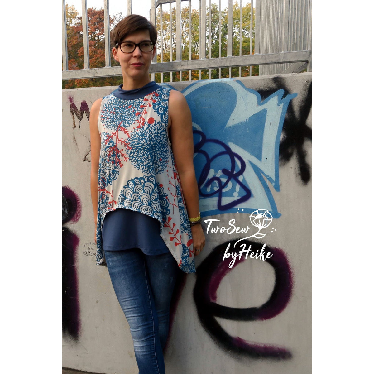 Two Layered Top Schnittmuster – Frau im blau gemusterten Top vor einer Graffiti-Wand (genähtes Designbeispiel)
