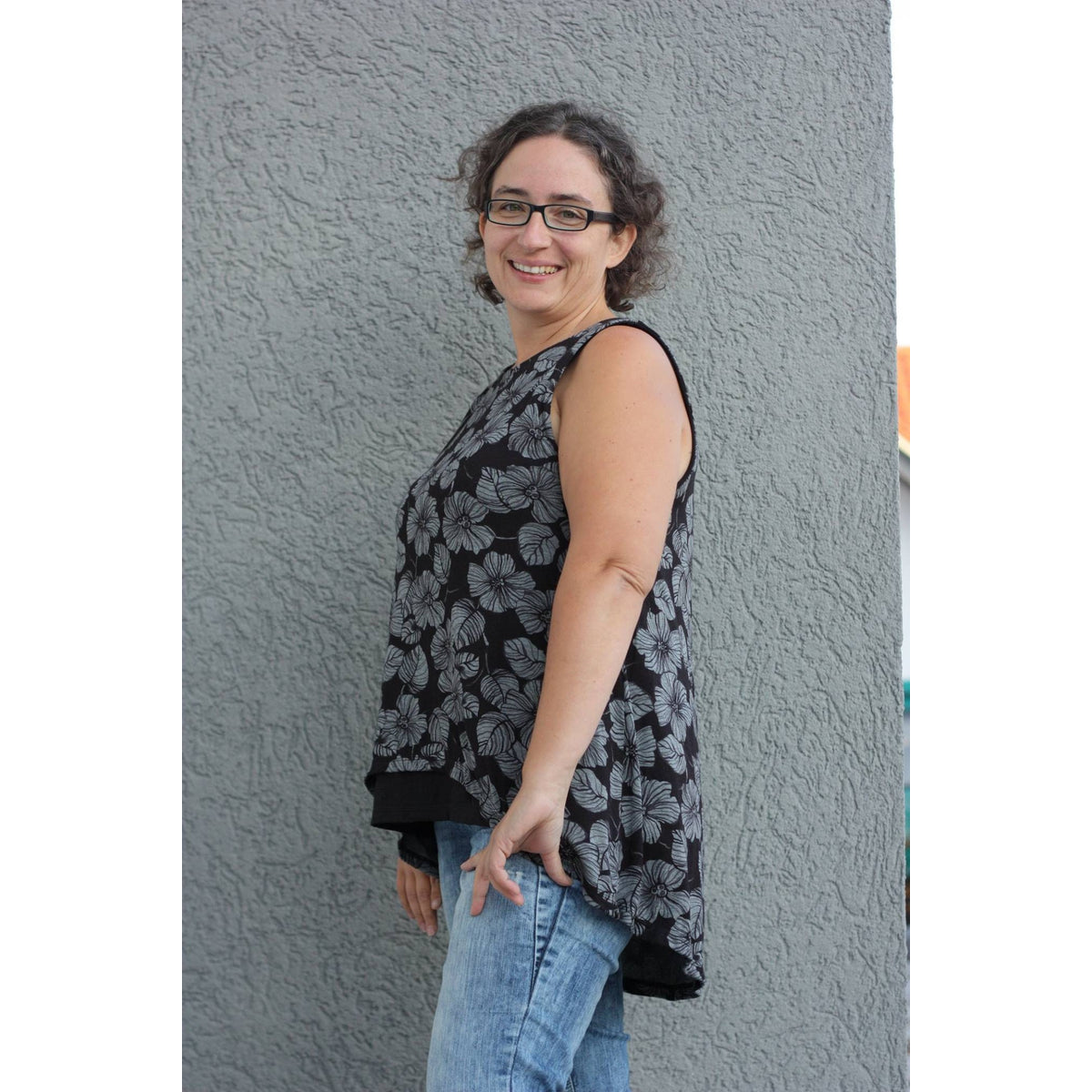 Two Layered Top Schnittmuster – dunkel geblümtes Top in der Seitenansicht (genähtes Designbeispiel)