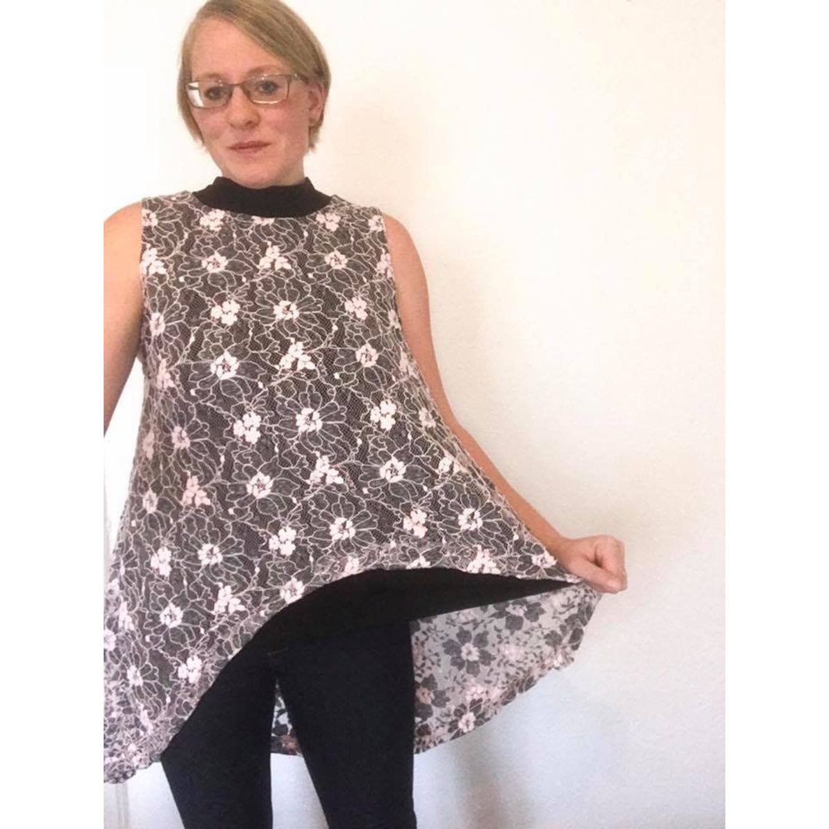 Two Layered Top Schnittmuster – grau-weiß gemustertes Top mit Stehkragen und schwarzem Innentop (genähtes Designbeispiel)