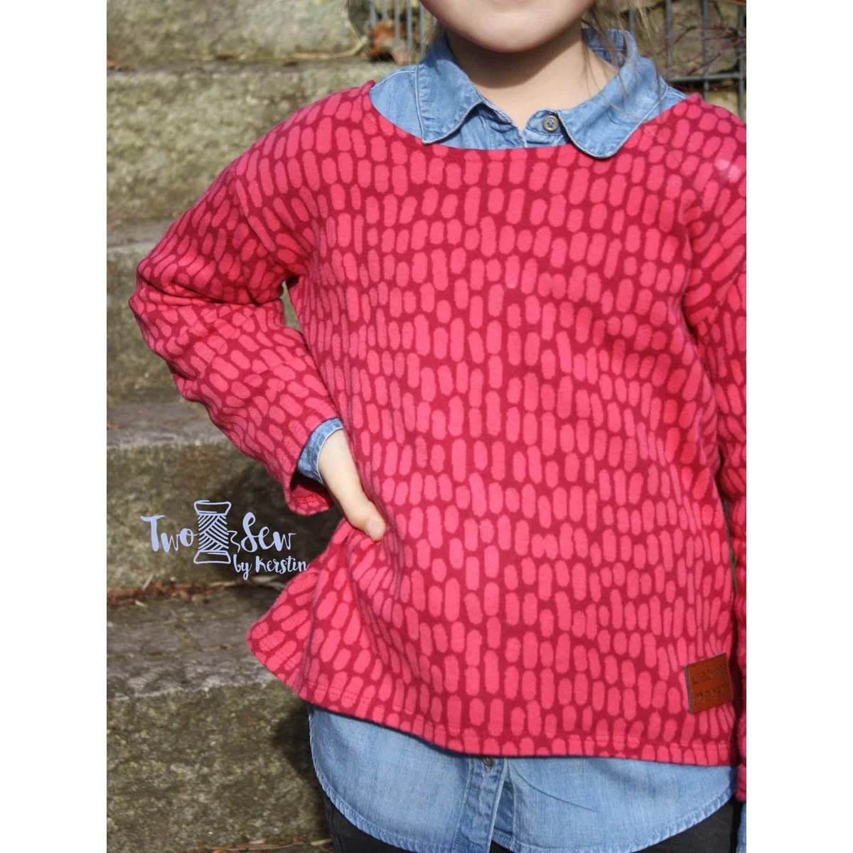 Oversized Pulli Bundle Schnittmuster – Kind im roten Oversized-Pulli mit Jeanskragen (genähtes Designbeispiel)