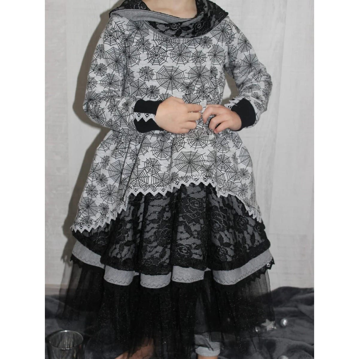 WinterDreams Kleid Schnittmuster – schwarz-weißes Kleid mit Kapuze und Tüllrock in Schwarz