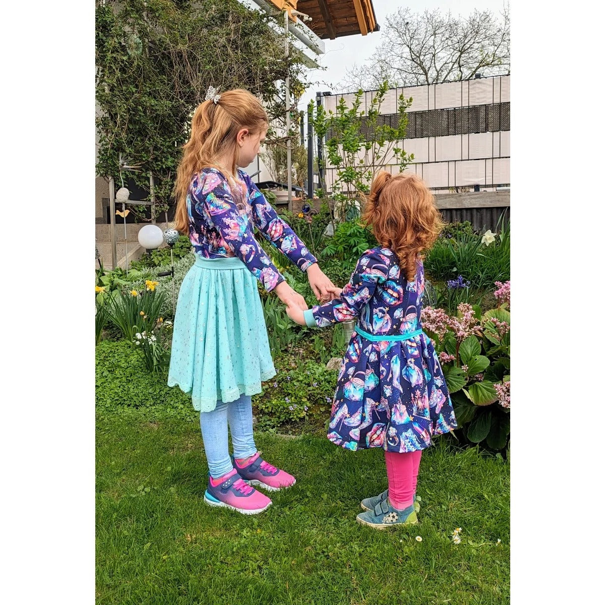 Winterzauberkleid Schnittmuster – zwei Mädchen in Winterzauberkleidern im Garten (genähtes Designbeispiel)