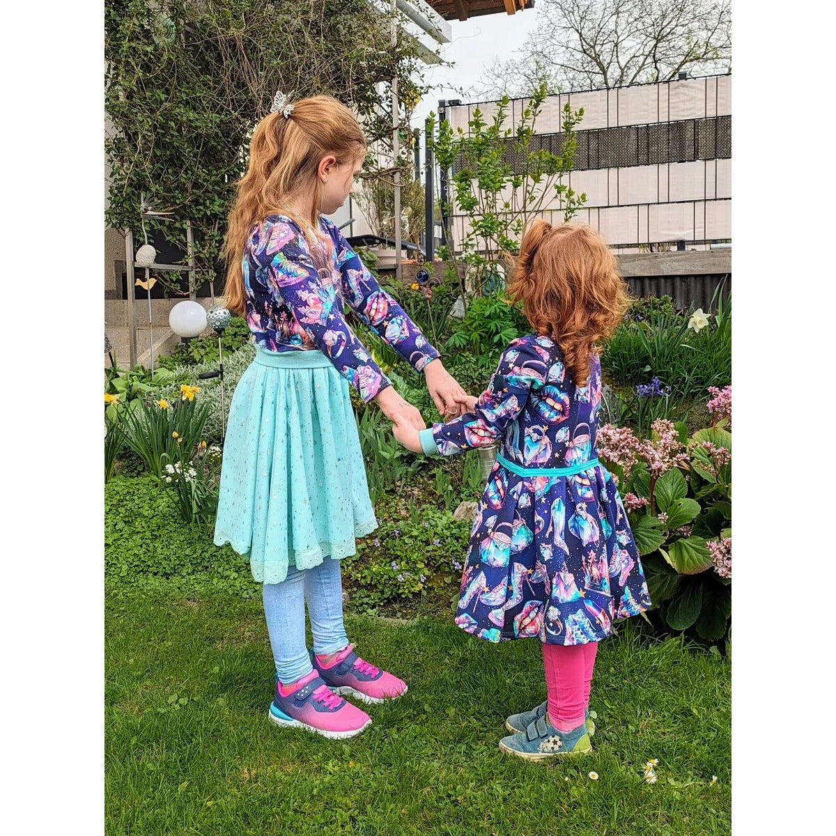 Winterzauberkleid Schnittmuster Mädchen – zwei Drehkleider im Geschwisterlook mit Mint- und Blautönen