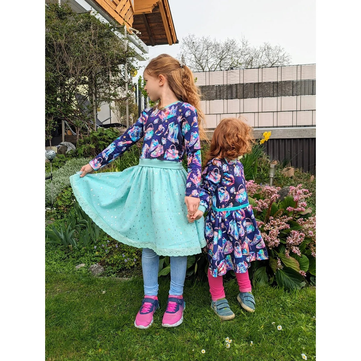 Winterzauberkleid Schnittmuster Mädchen – Drehkleid mit mintfarbenem Rock im Schwung