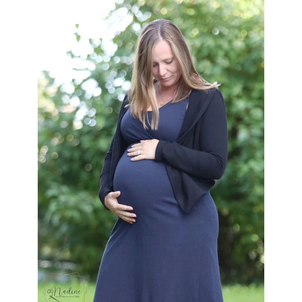 Zipfeljacke Sue Schnittmuster Damen – dunkelblaue Jacke über einem Umstandskleid mit Babybauch getragen