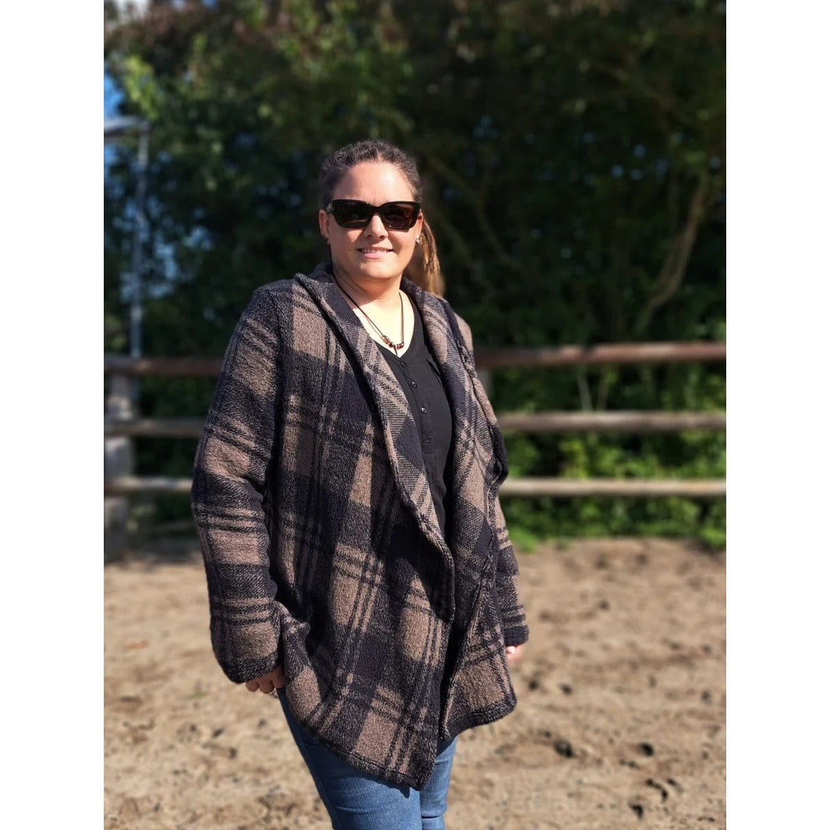 Zipfeljacke Sue Schnittmuster Damen – Jacke aus braun-beigem Karostoff, offen getragen