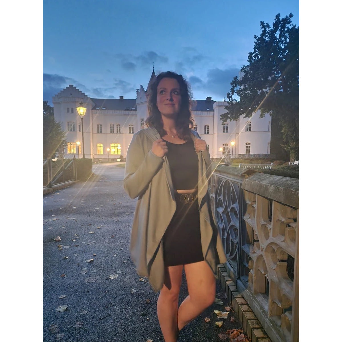 Zipfeljacke Sue Schnittmuster Damen – lange Jacke in Khaki, abends über einem dunklen Kleid getragen