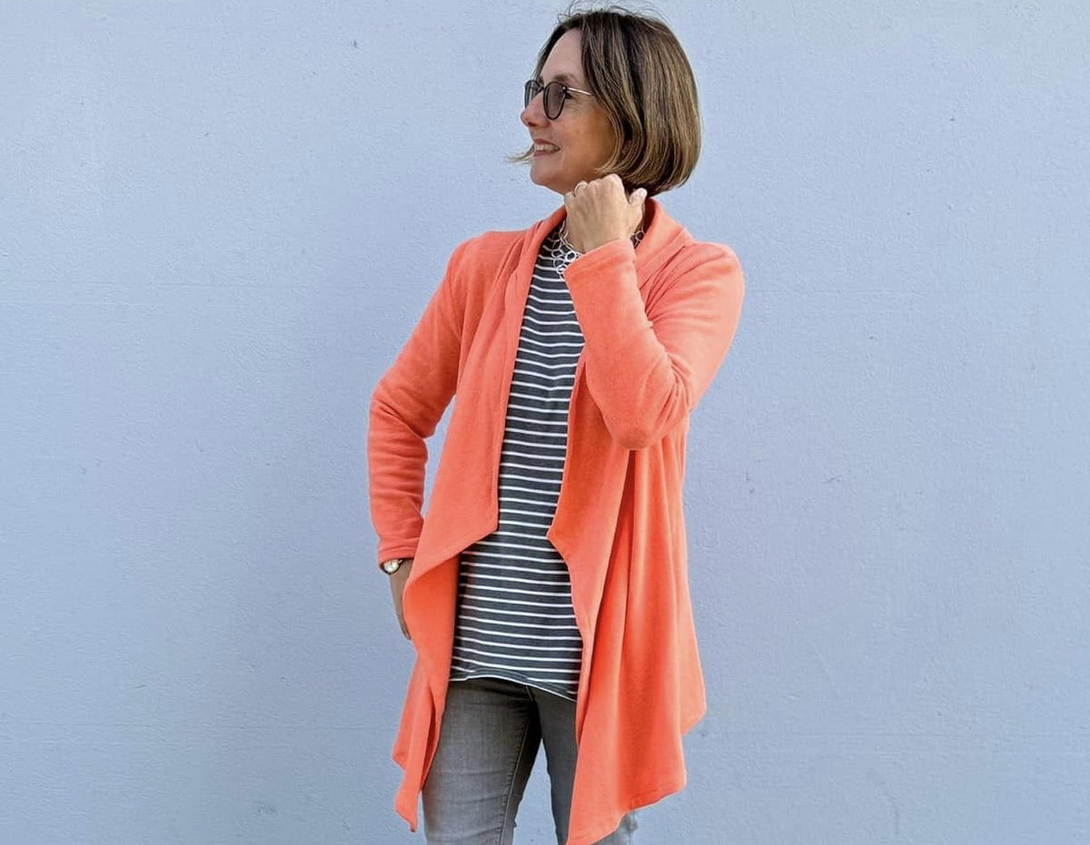 Zipfeljacke Sue Schnittmuster Damen – orangefarbene Jacke offen über einem gestreiften Shirt getragen