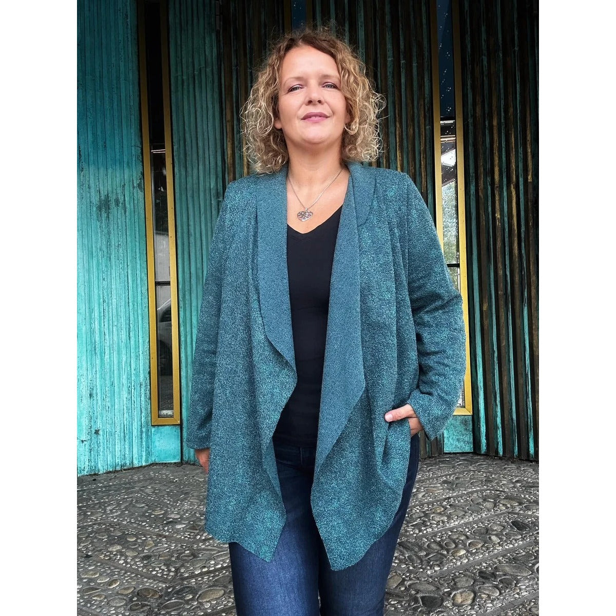 Zipfeljacke Sue Schnittmuster Damen – petrolfarbene Jacke offen getragen mit fallendem Zipfelsaum
