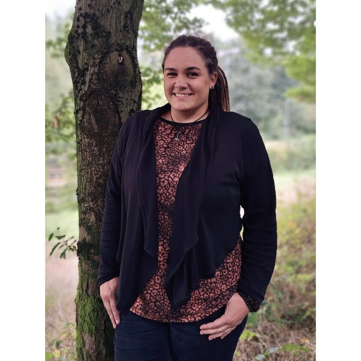 Zipfeljacke Sue Schnittmuster Damen – schwarze Jacke offen über einem gemusterten Shirt getragen